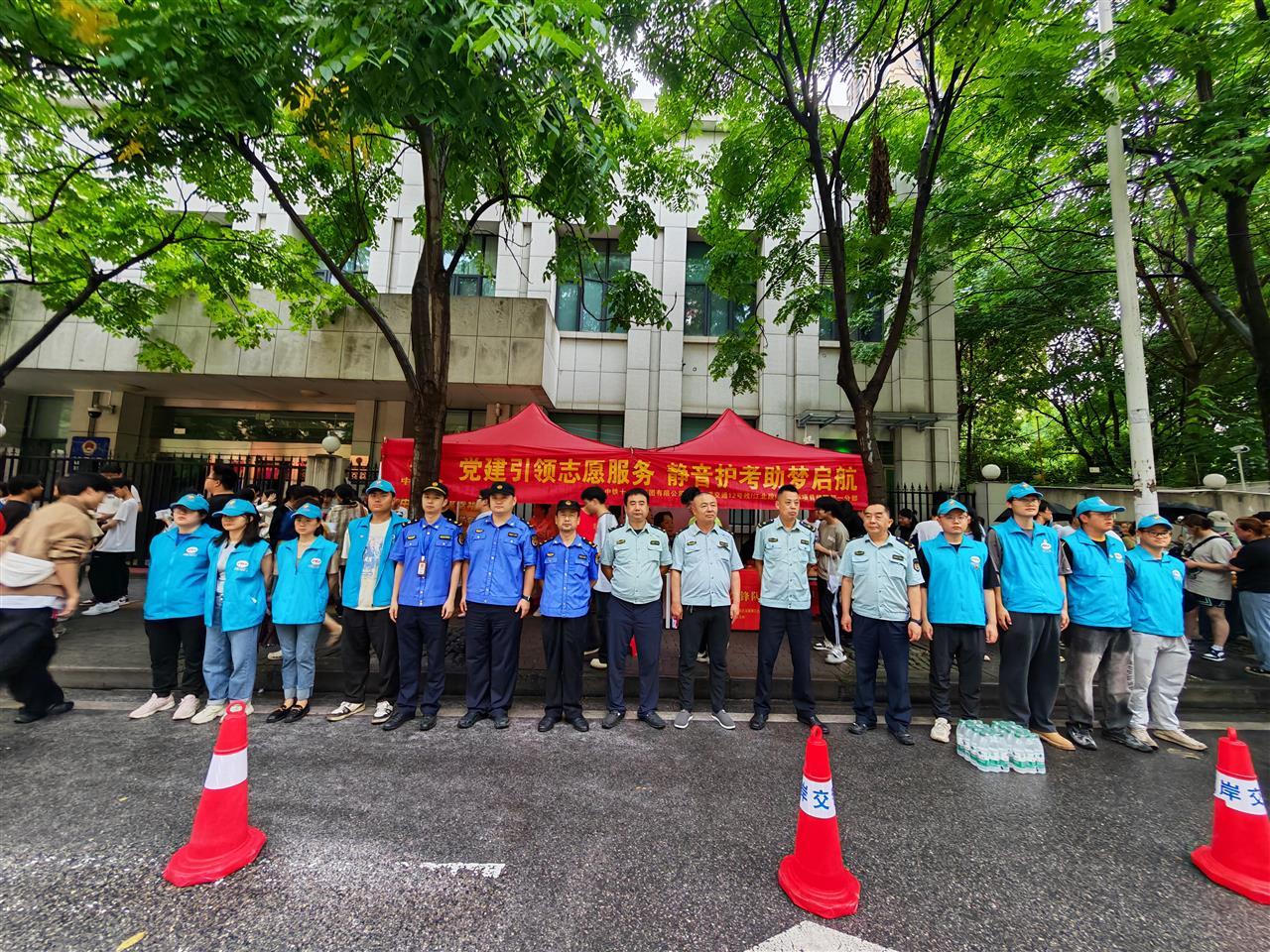 高考当天，执法人员冒雨值守在考点周边 (4).jpg