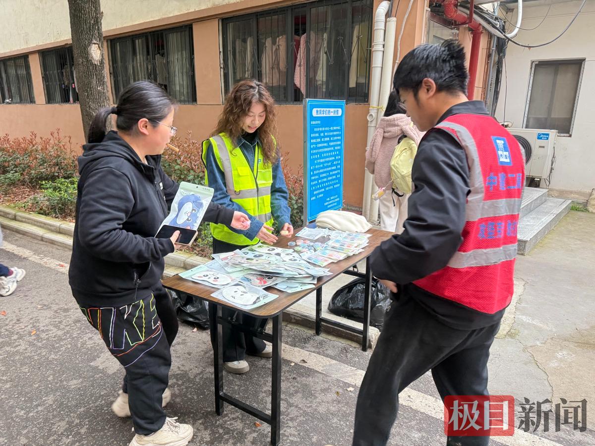 为在校学生送上“助眠暖心套装”+南涛摄 (3).jpg