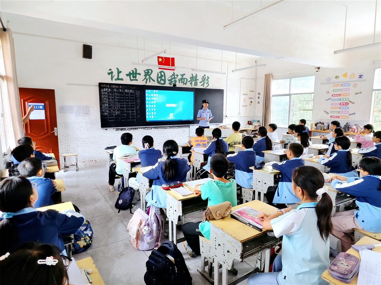 图4：民警在校上暑期安全课.jpg
