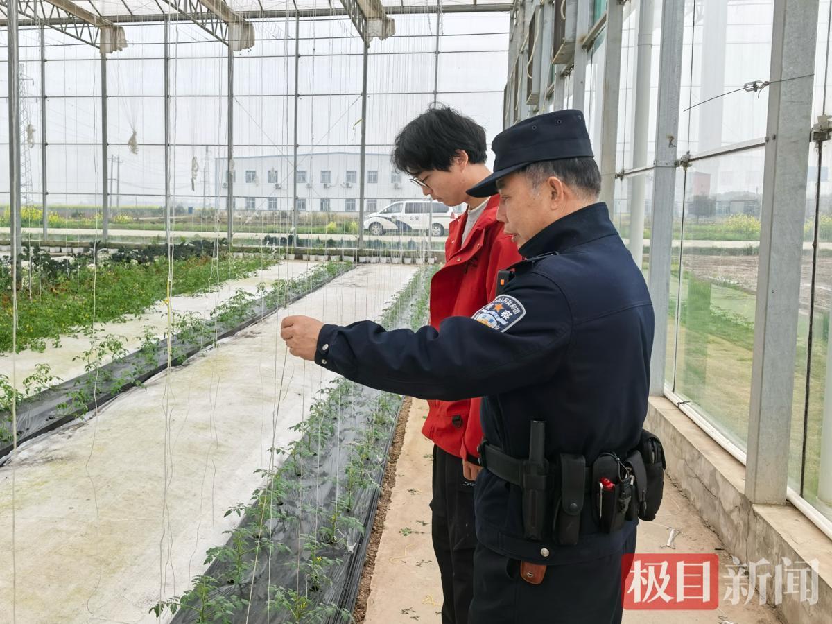 嘉鱼警方在蔬菜科技馆开展日常巡逻。.jpg
