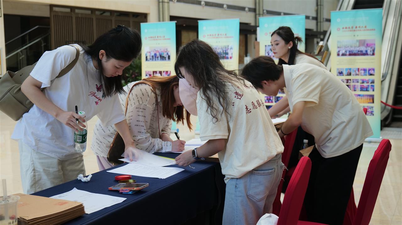 江汉大学“遗”脉相承志愿服务队学生进行会务工作.JPG 江汉大学“遗”脉相承志愿服务队学生进行会务工作.JPG