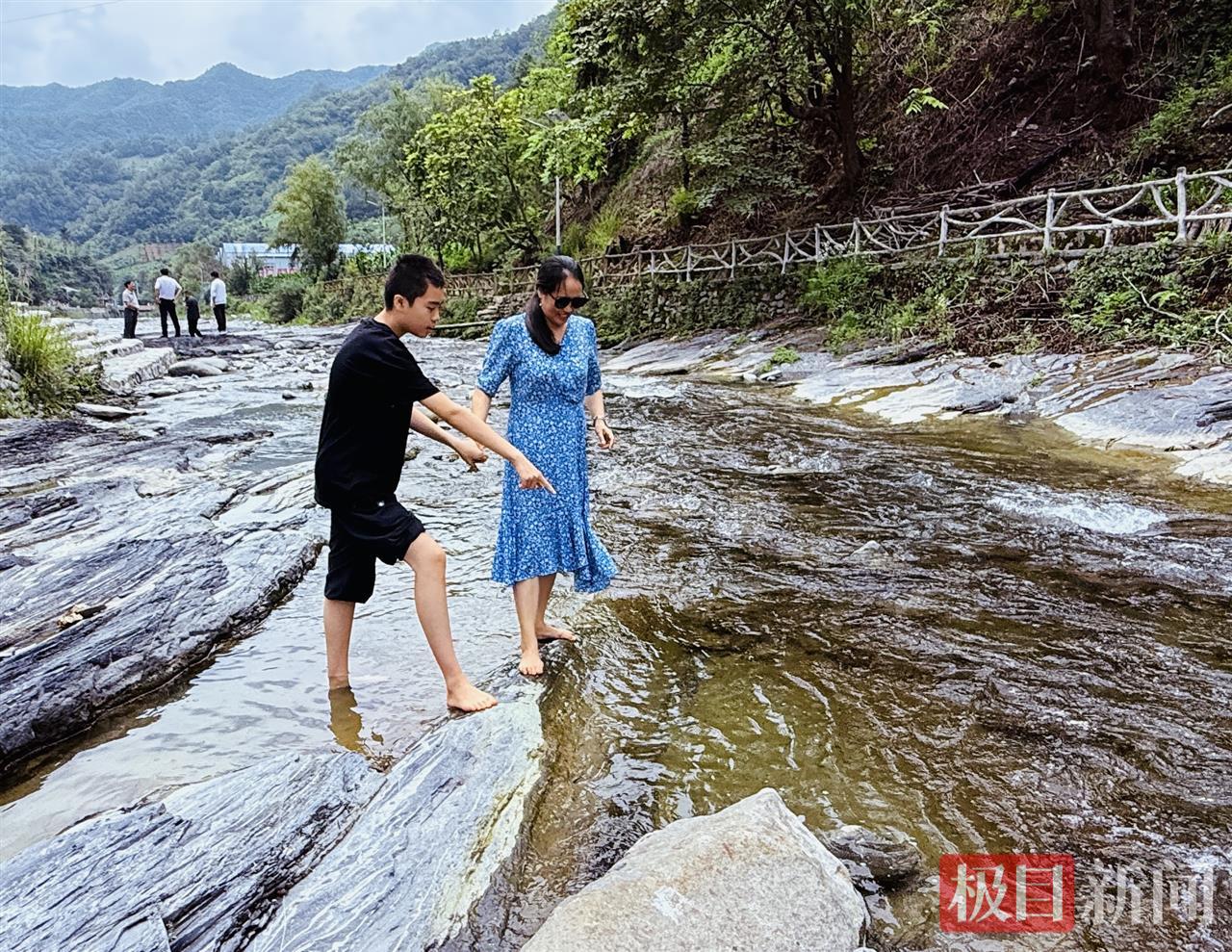 游人们在泉溪石板河中赤足赏画。 谢非摄.png 游人们在泉溪石板河中赤足赏画。 谢非摄.png