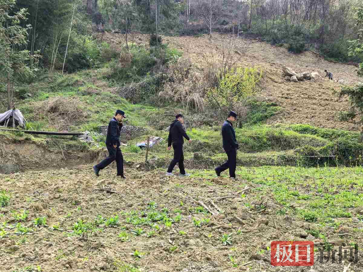 图4：两峪派出所民警正在田间踏查.jpg