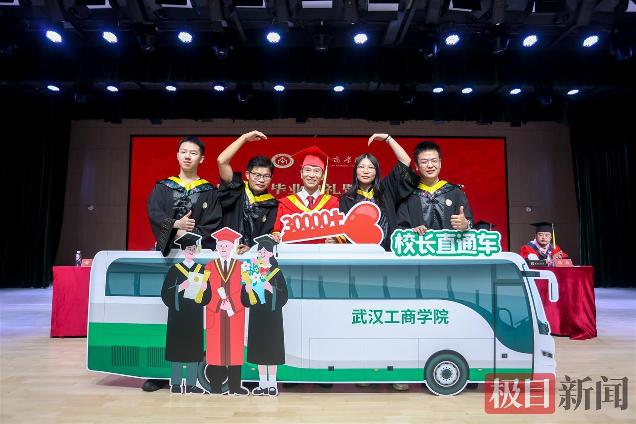 图为学生向校长孔建益赠送“校长直通车”模型和车钥匙模型 摄影：佳航.jpg