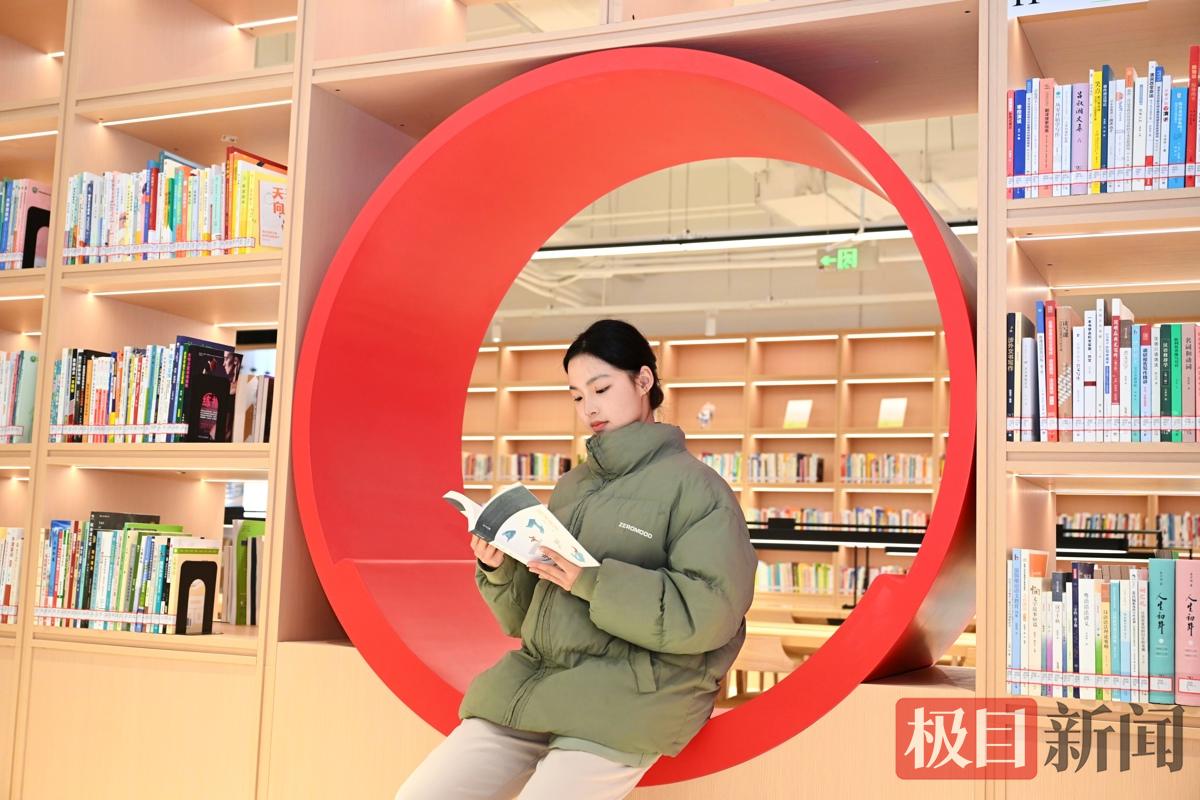 市民在光谷南分馆品读书香（光张璨龙）.jpg
