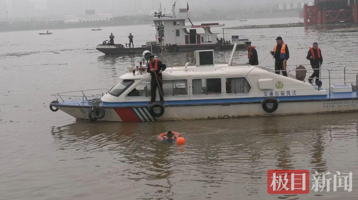 人员落水后积极采取救援.jpg