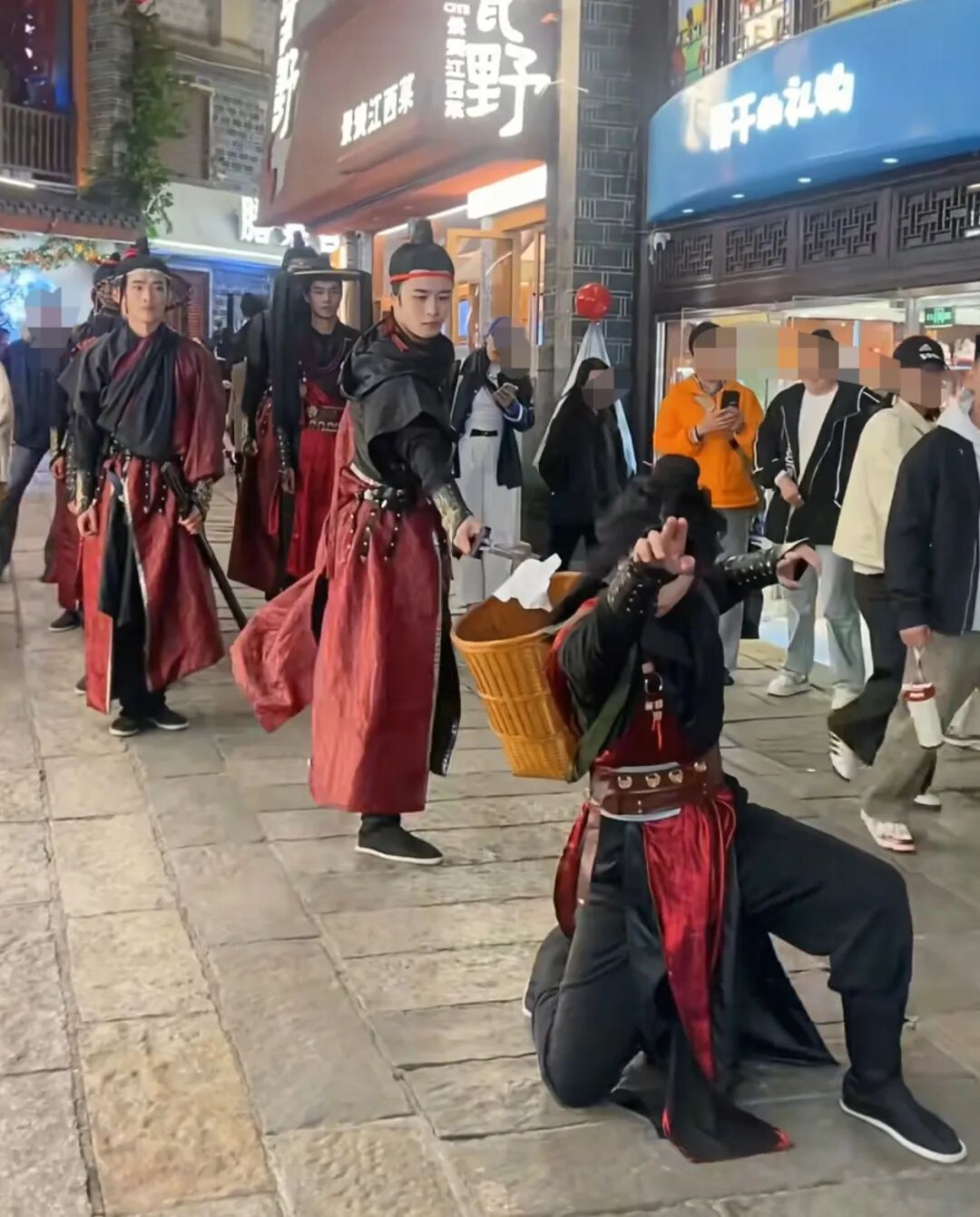 南昌万寿宫“环保侠客天团”捡垃圾动作火出圈，负责人：是工作人员，传达环保理念 | 极目新闻