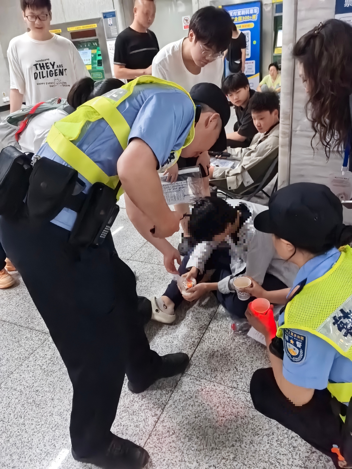 考场内武汉10.6万名学子逐梦,考场外民警交出暖心答卷 | 极目新闻
