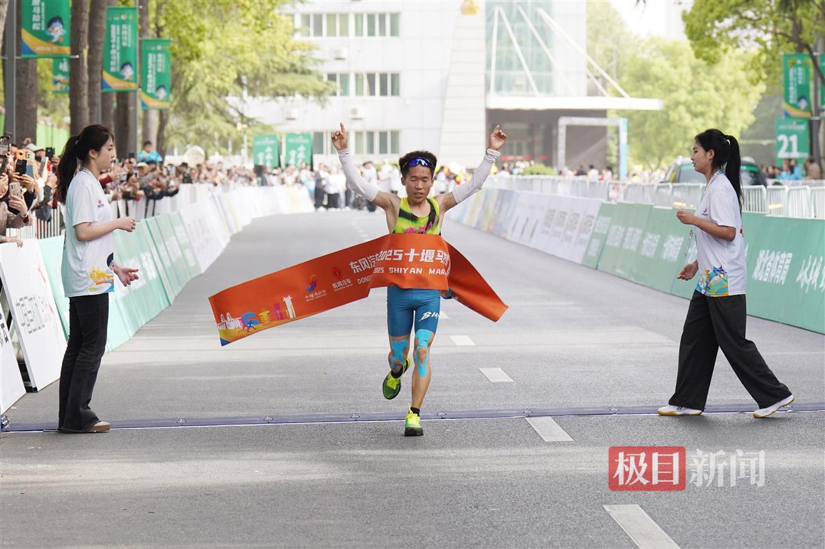 男子半马冠军刘军冲刺瞬间。 记者 刘仲黎 摄.jpg
