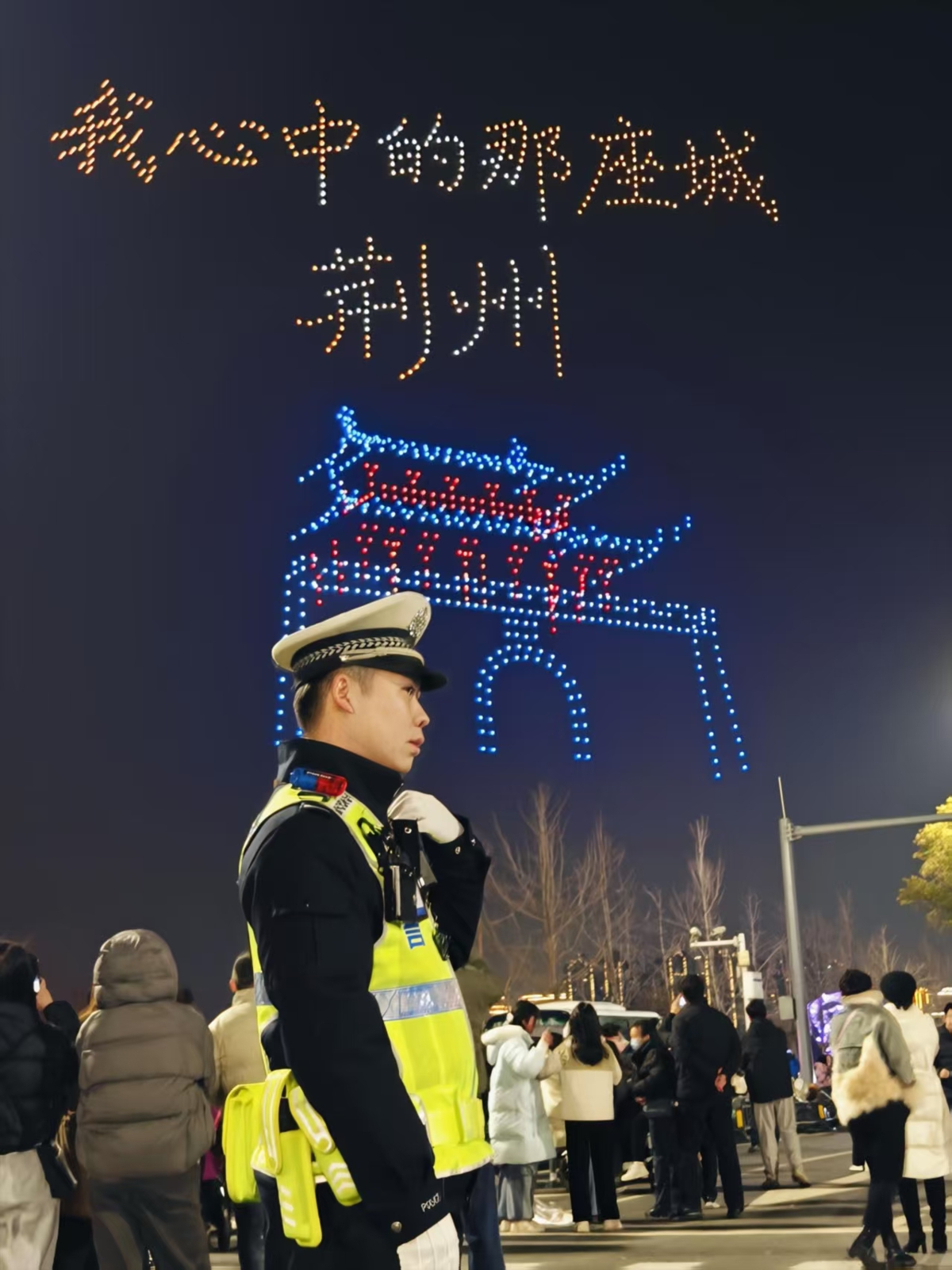 3.荆州交警在东门景区护航“凤舞九天”文旅活动.jpg