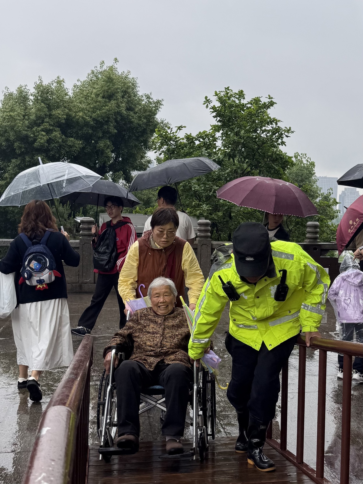 天气无常，黄鹤楼的服务如常.jpg