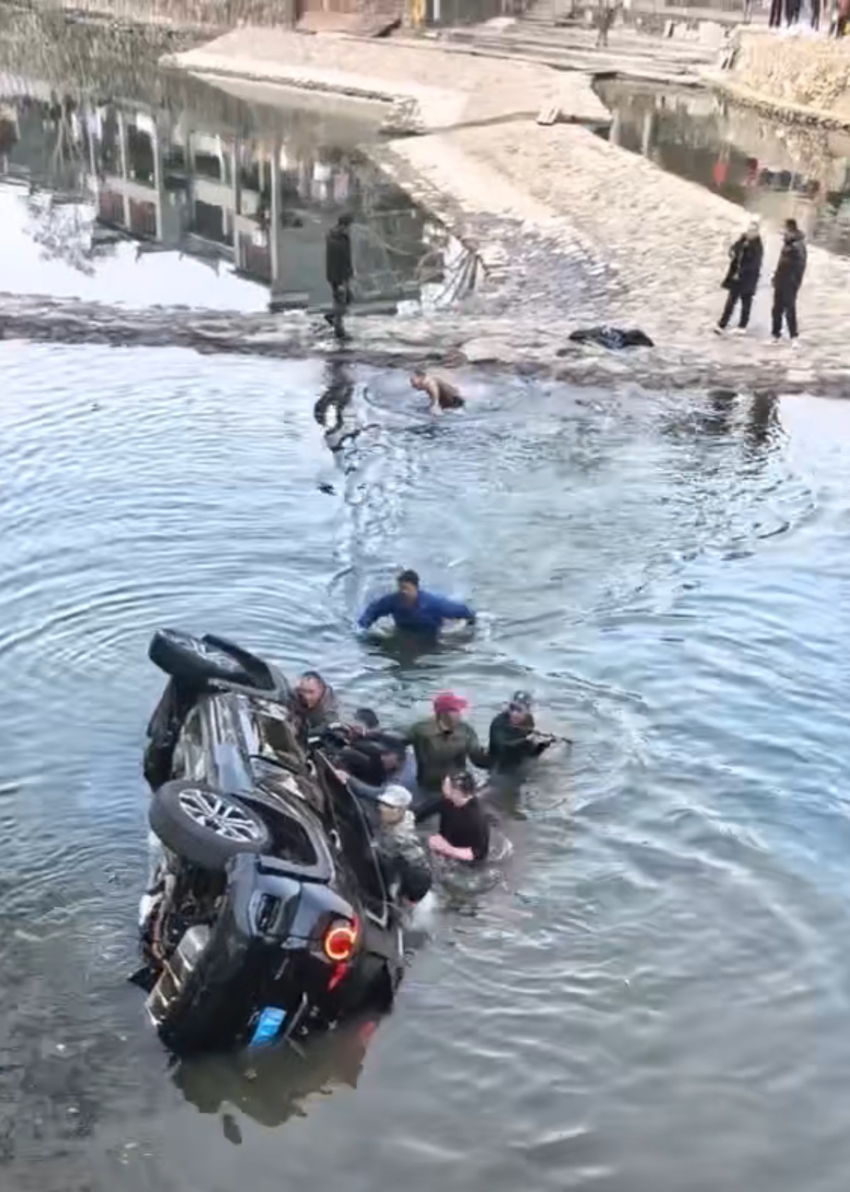 景德镇一车辆坠河4游客被困，民宿老板率先跳入冰水救人，还带到自家店里洗澡烤火