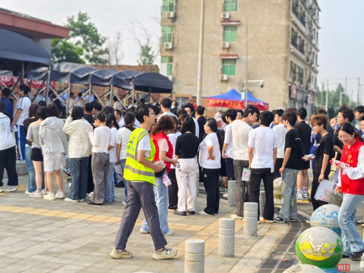 协助维持秩序.jpg