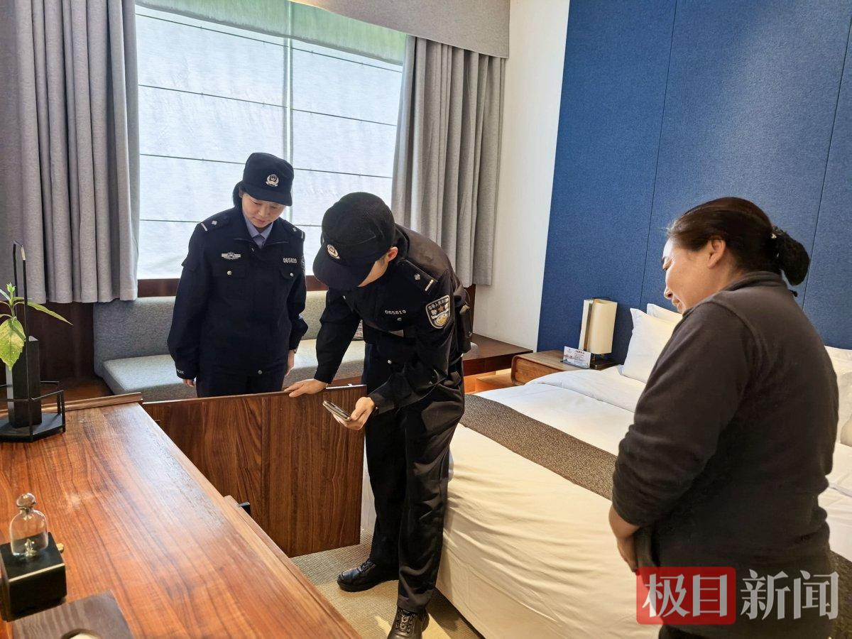 图为：民警对旅馆进行安全检查 (5).jpg