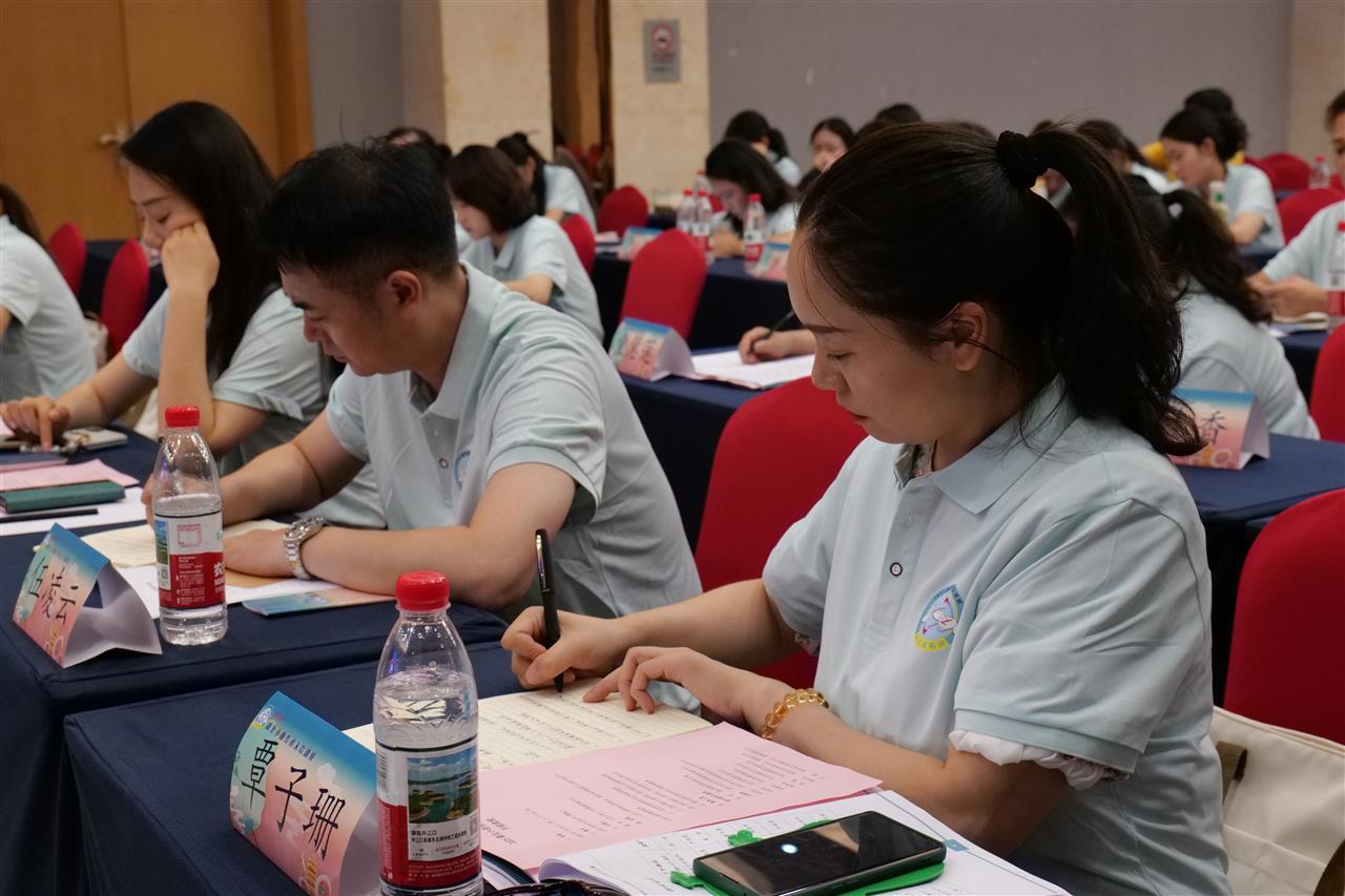 学员认真聆听首堂课程.JPG 学员认真聆听首堂课程.JPG