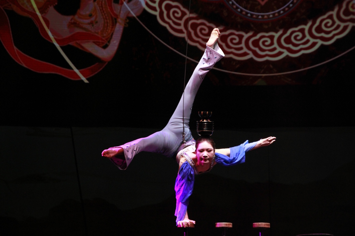 《云裳仙姿·顶碗》 (10).JPG