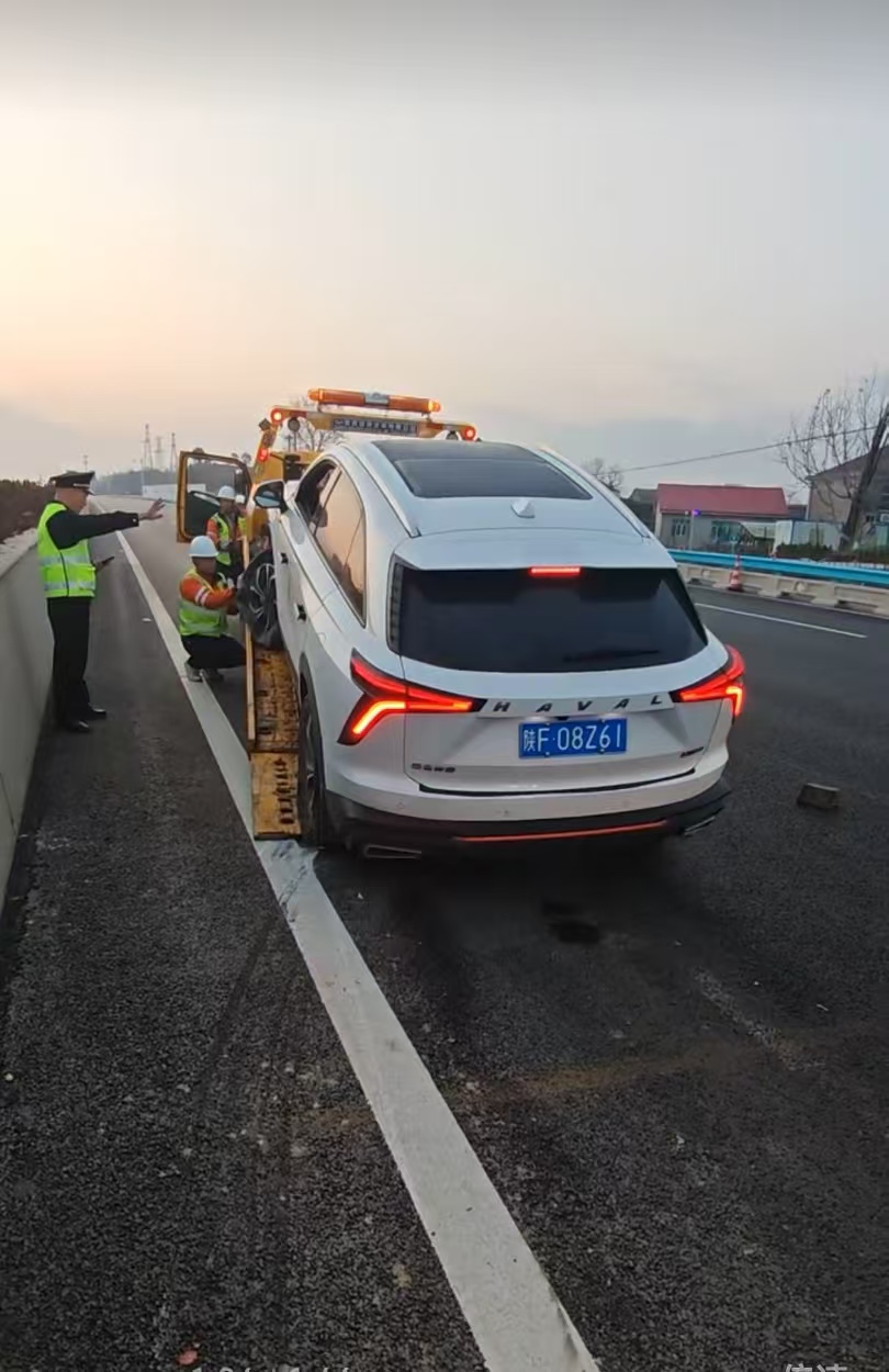 图二：车故车辆被牵引至拖车上 (2).jpg