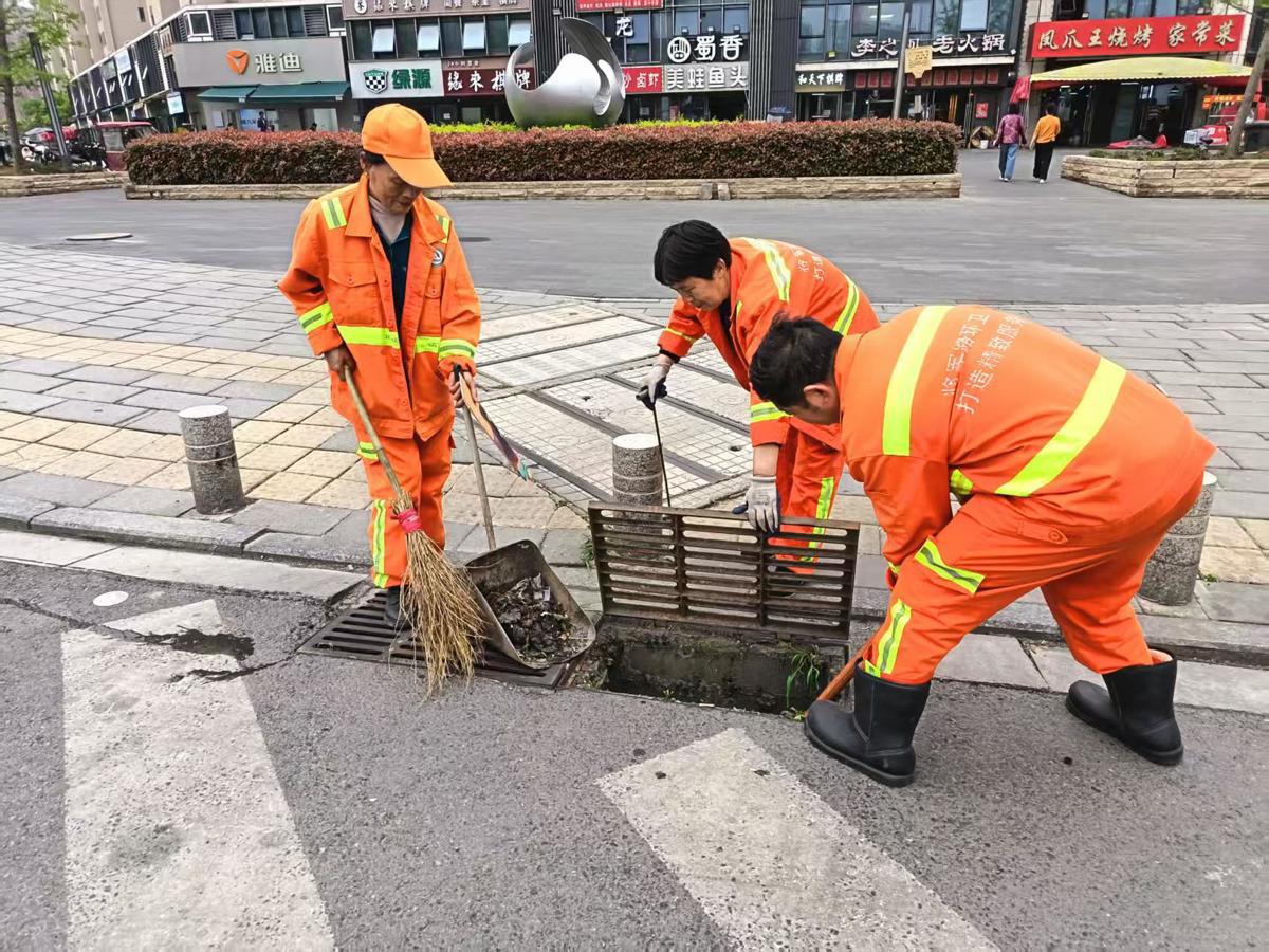 环卫工人提前疏通雨水箅子 (2).jpg