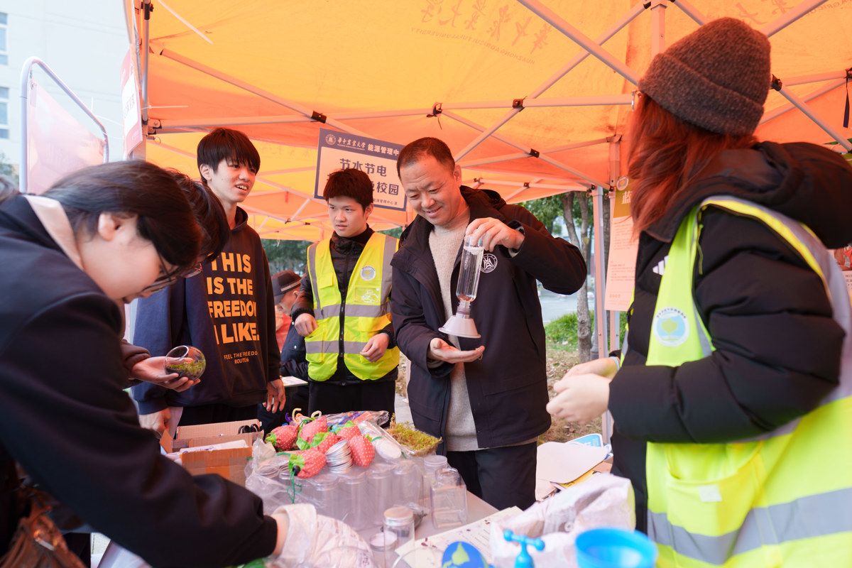 学校建安部与绿色协会展示绿色校园活动（学通社记者 韩鑫垚 摄）.jpg