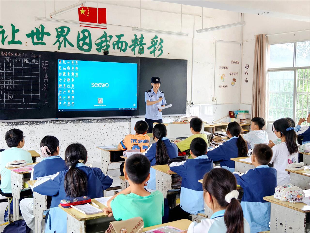 图1：民警在校上暑期安全课.jpg
