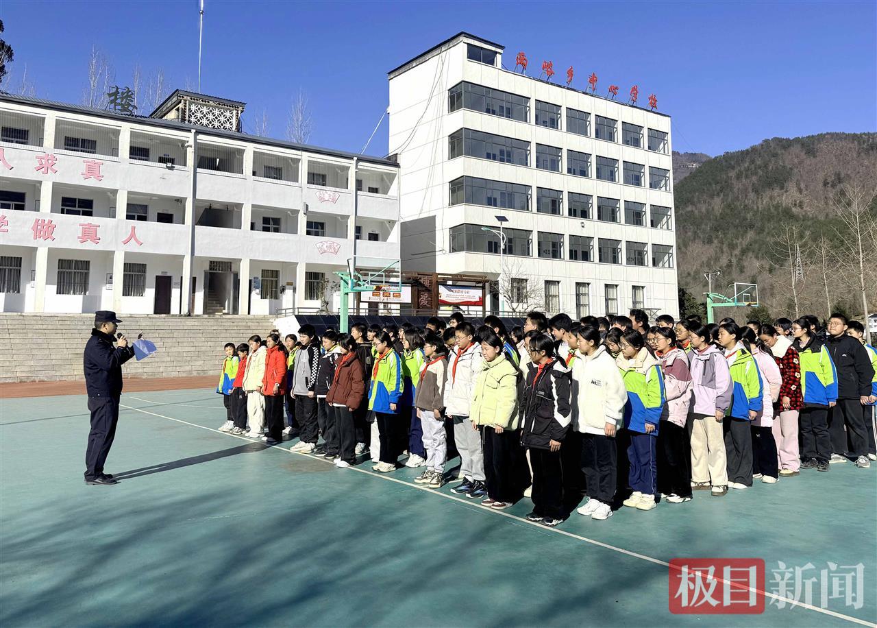 图为：民警向学生普及法律常识 (1).jpg