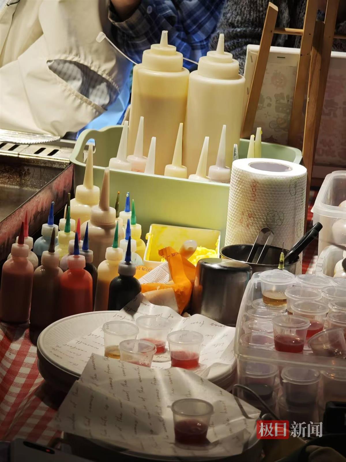 成都女子艺术卡通煎饼摊走红:顾客排队5小时,花65元买到一个煎饼舍不得吃