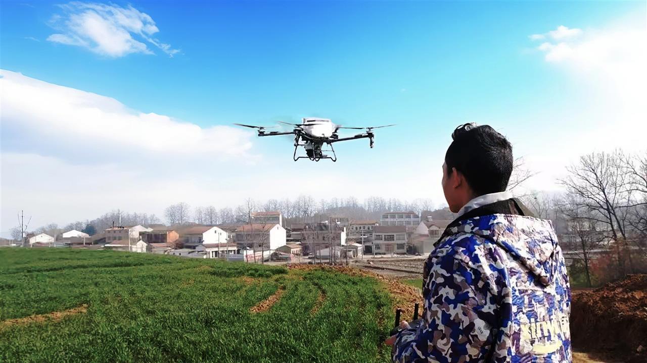 基于优质的移动5G网络，“新农人”操作无人机在田间施肥.jpg