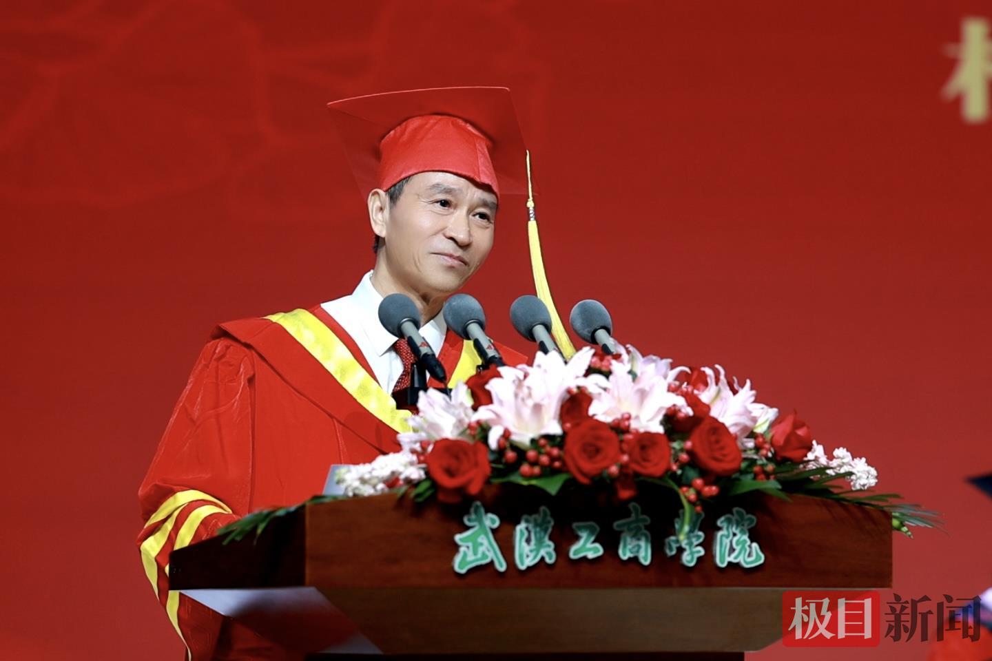 图为孔建益校长哽咽  摄影：金天.png