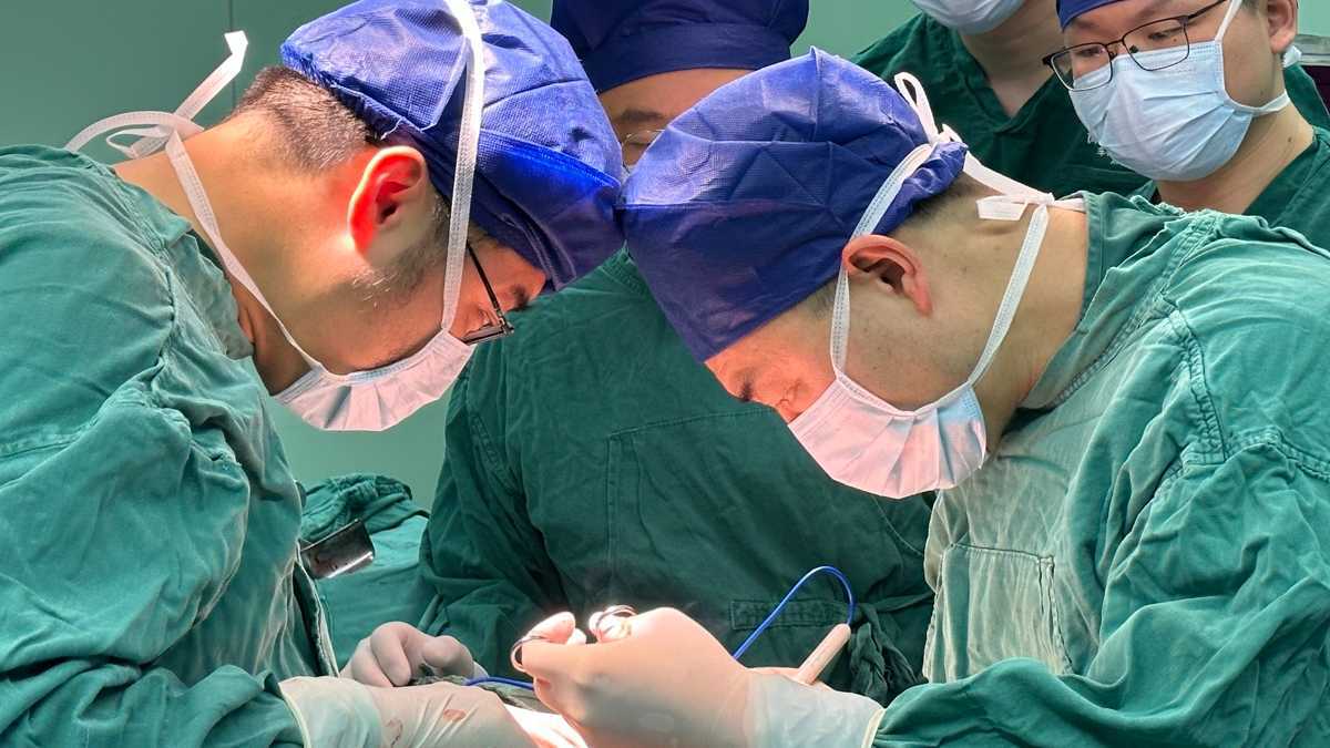 老人多根肋骨被肿瘤“侵蚀”，协和专家切除后用钢板重建胸壁