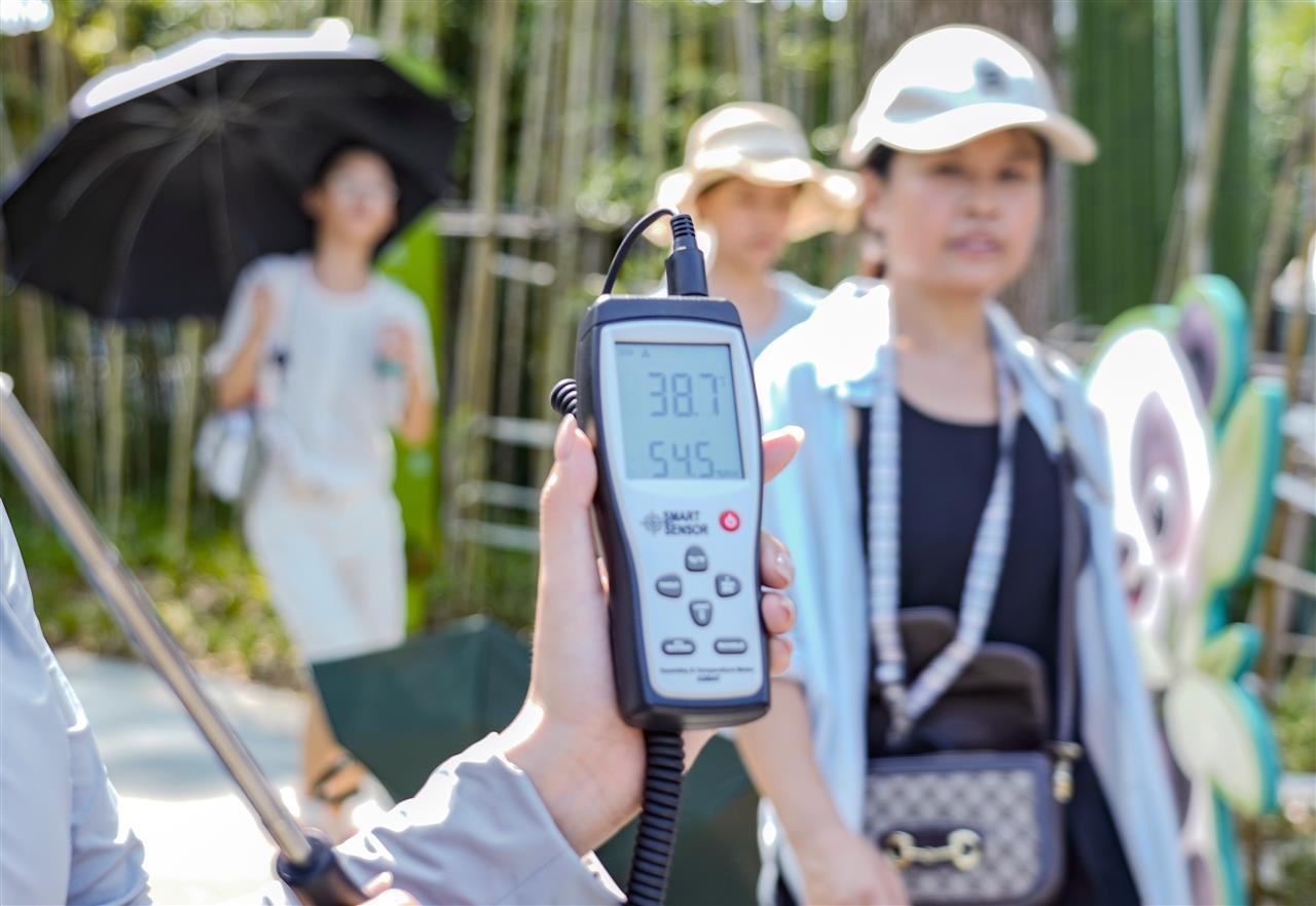 武汉动物园大熊猫馆馆外的环境气温有38.7℃.jpg