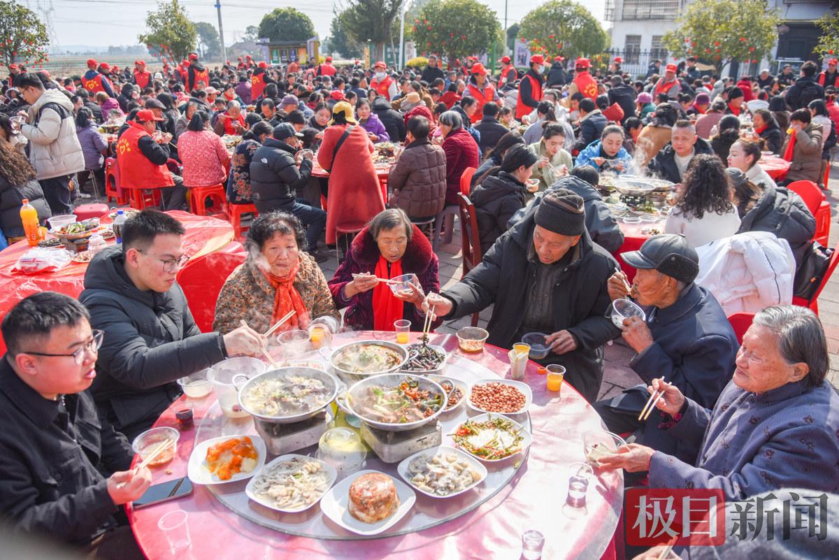 荆州区马山镇双垱村团年宴现场，村民在享用乡土美食。（极目新闻记者 黄志刚 摄）.jpg