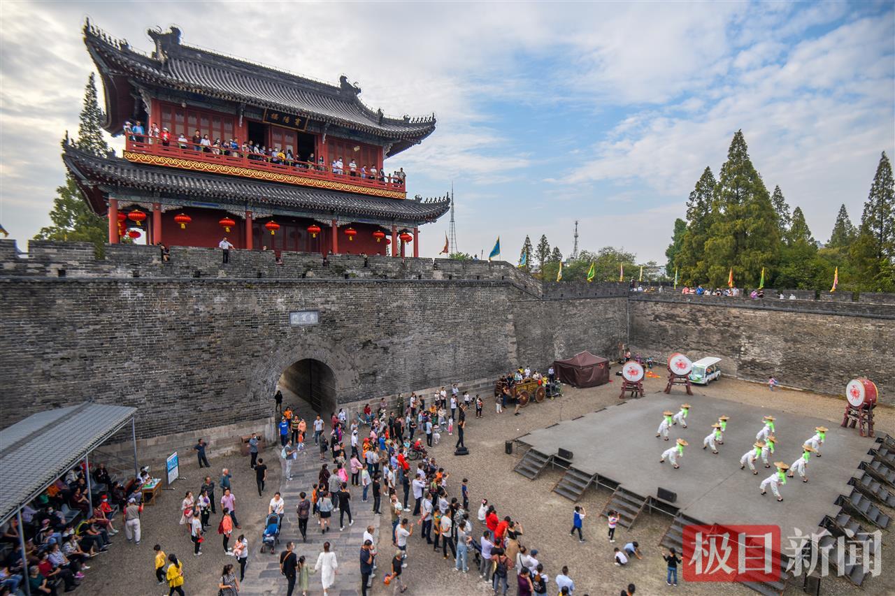 游客在荆州古城宾阳楼游玩。（极目新闻记者 黄志刚 摄）.jpg