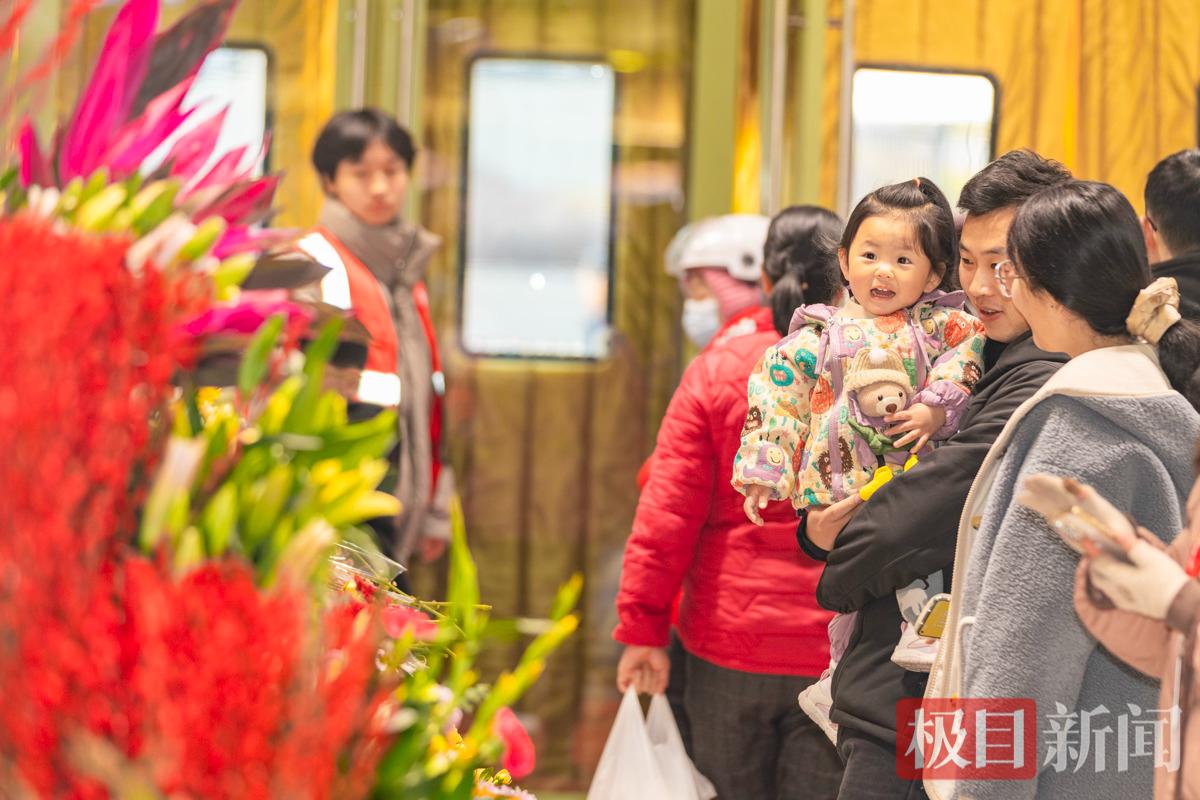 市民们正在选购献花 彭强摄2.jpg