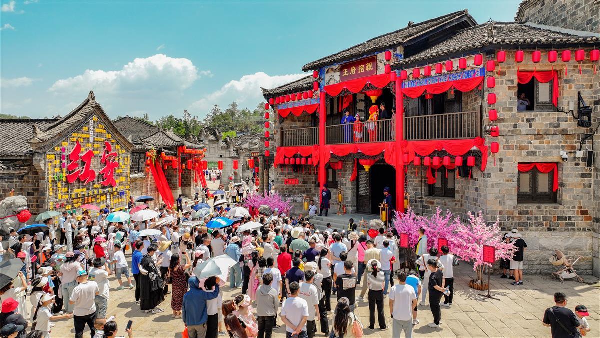 演出、互动活动精彩纷呈，游客沉浸式体验游玩的乐趣1.jpg