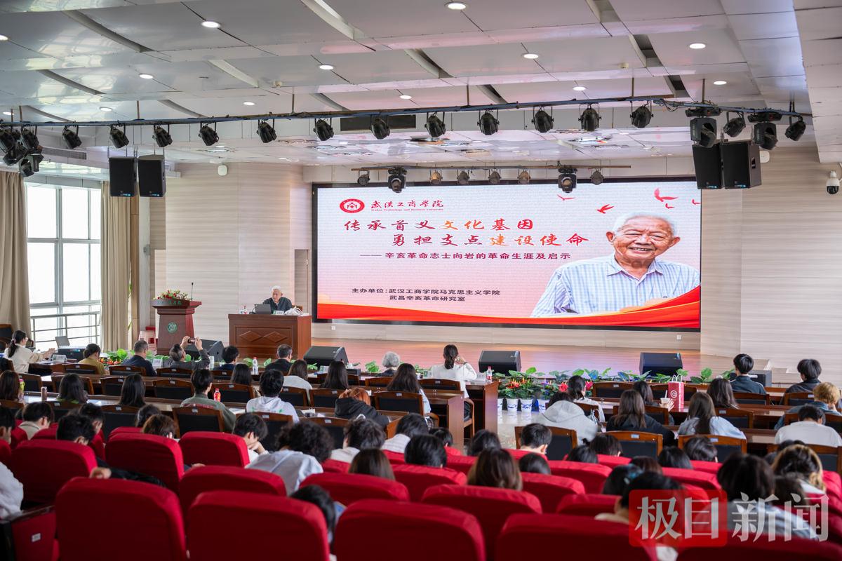 图为向虎雏授课现场 摄影：曹子涵.jpg