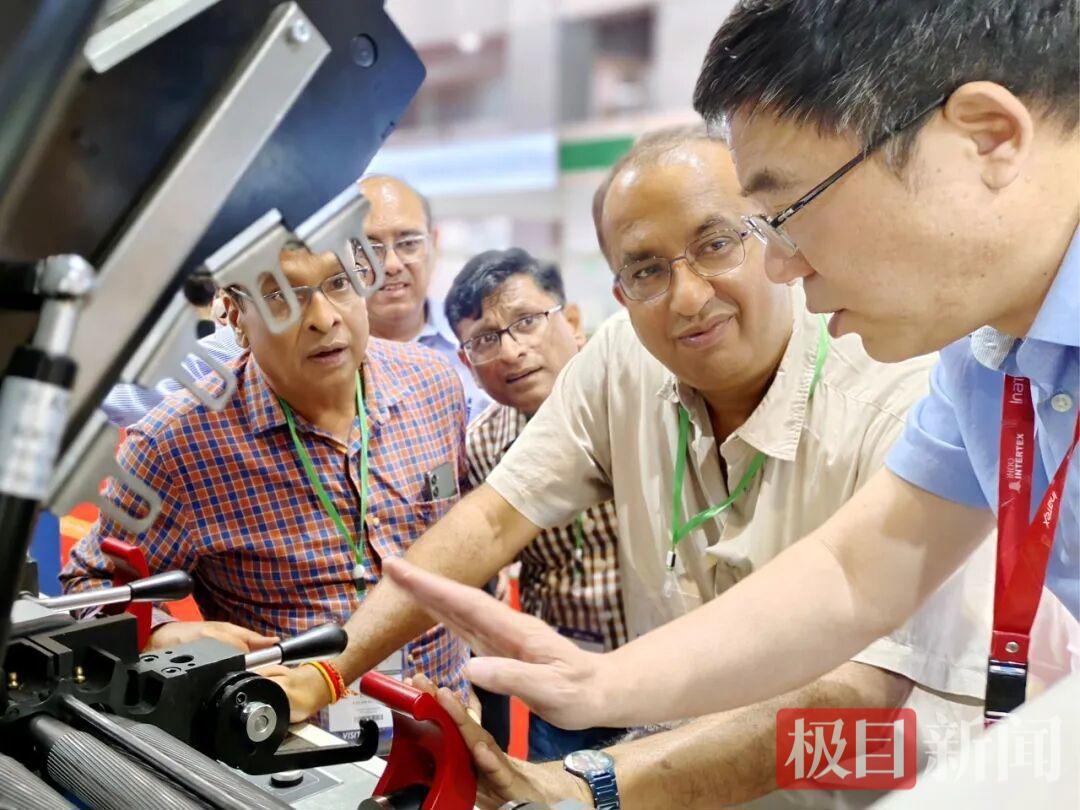天门纺织机械有限公司技术人员向国外客户展示新一代并条机。.jpg