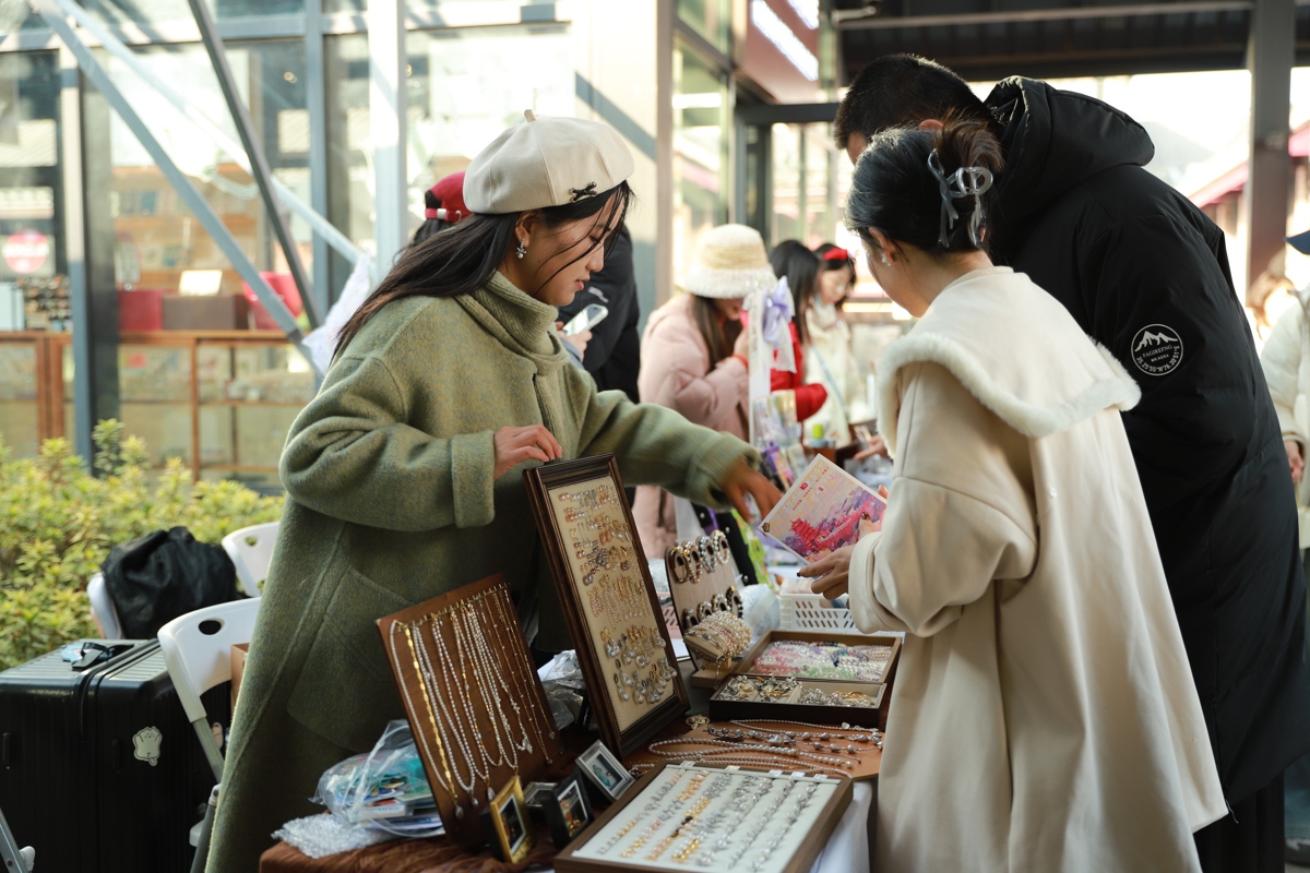 艺术循环市集吸引市民游客驻足.jpg 艺术循环市集吸引市民游客驻足.jpg