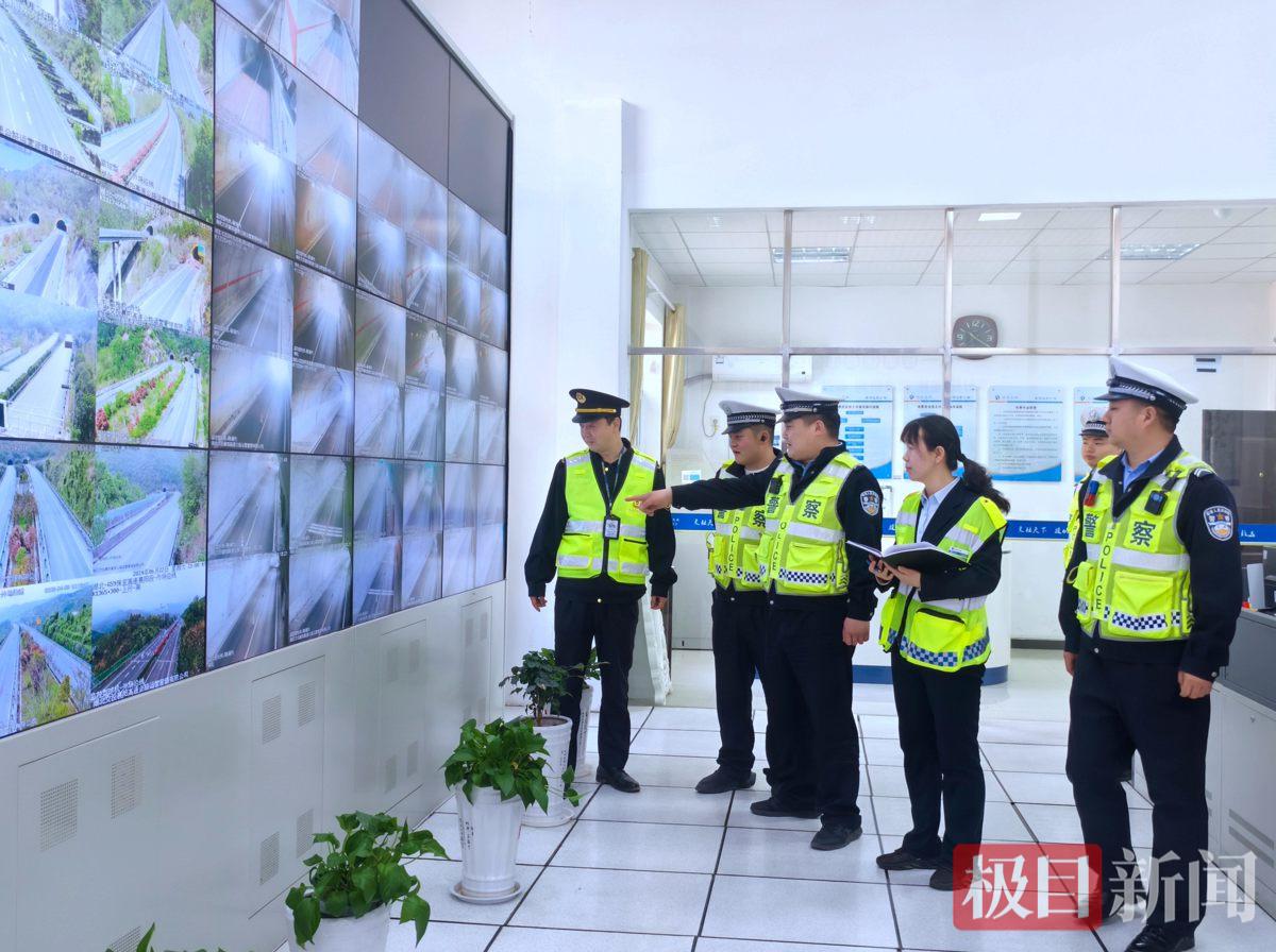 图1：交警在查看高速公路视频监控.jpg