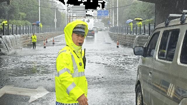 “白海豚”来袭！风雨中那抹荧光黄逆风而行、向雨而进