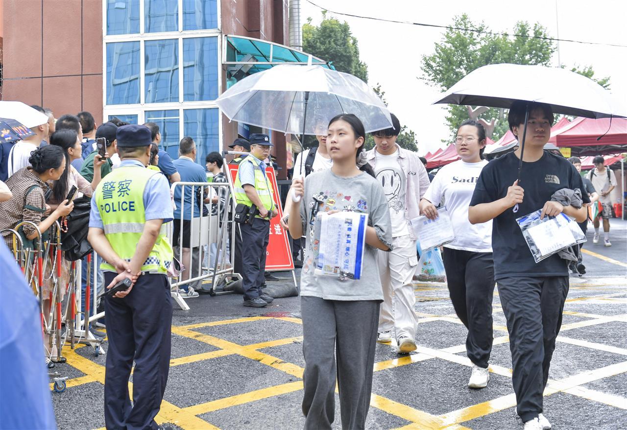 高考第三天，地理考试结束(武汉市东湖中学考点).jpg