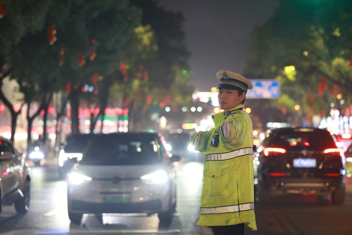2.除夕夜，宜昌交警在西陵一路指挥疏导车流.jpg