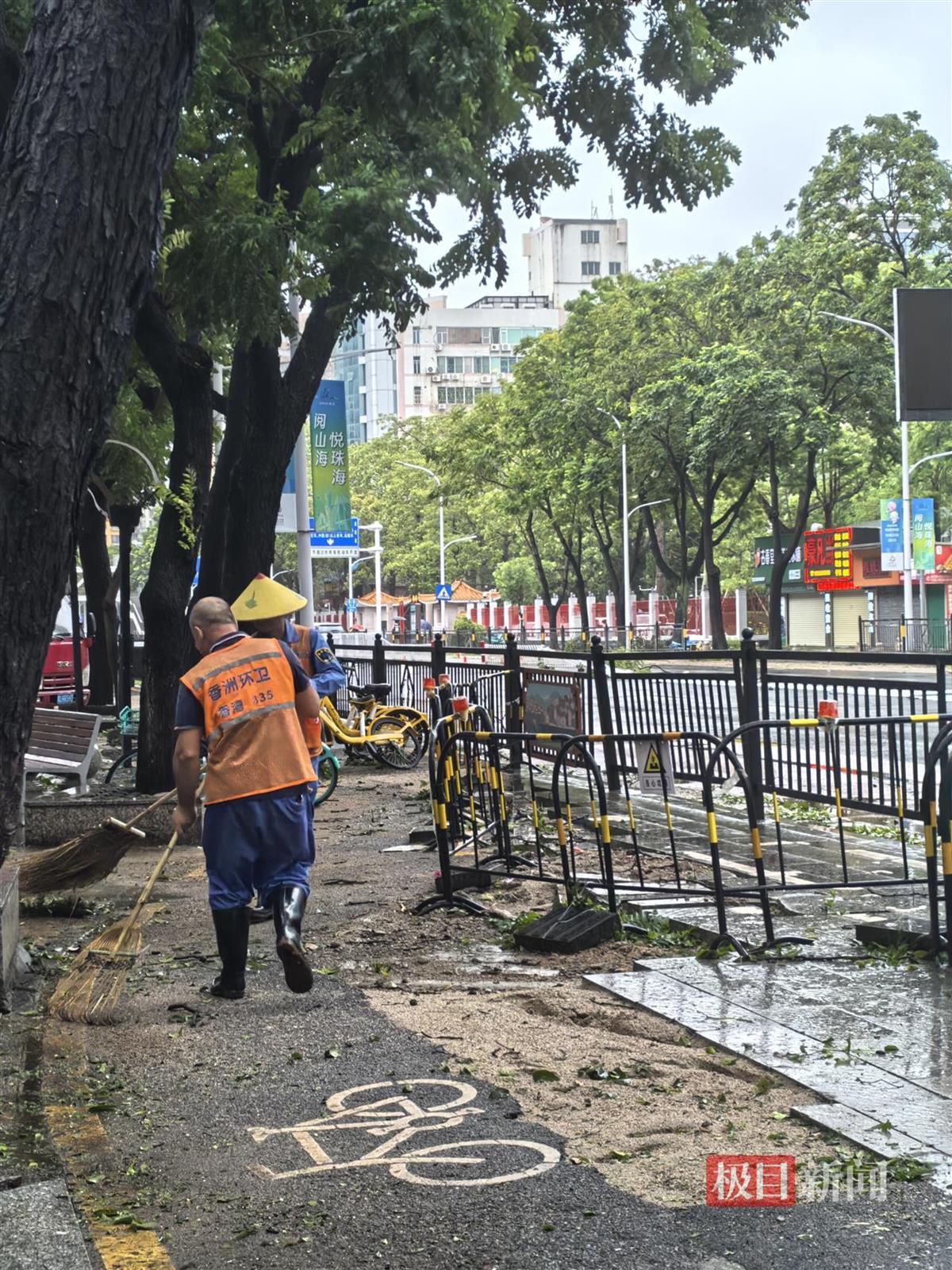 珠海香洲区风势有所减弱，街头已有环卫工在清扫路面| 极目新闻
