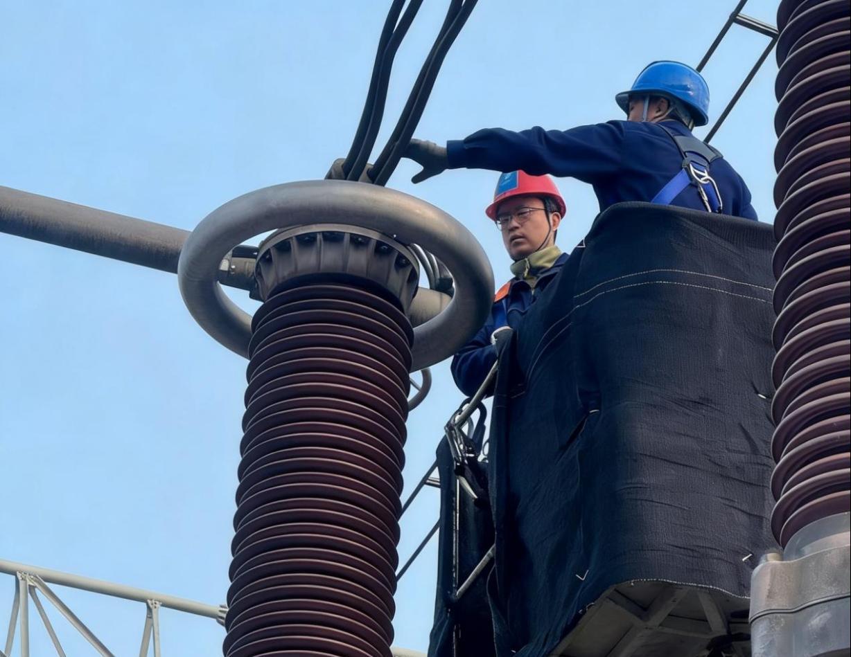 国网湖北直流公司一次检修二班班长陈飞正在紧固电压互感器导线抱箍螺栓。 杜灿 摄.png