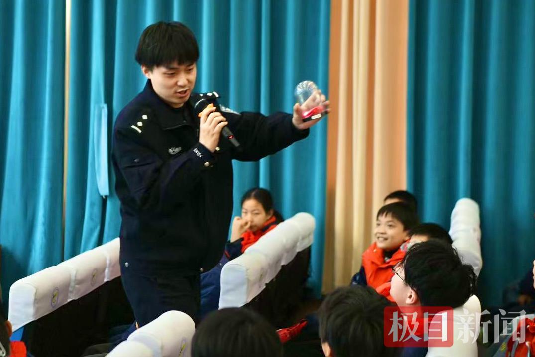 图一民警向学生展示禁毒模型.jpg
