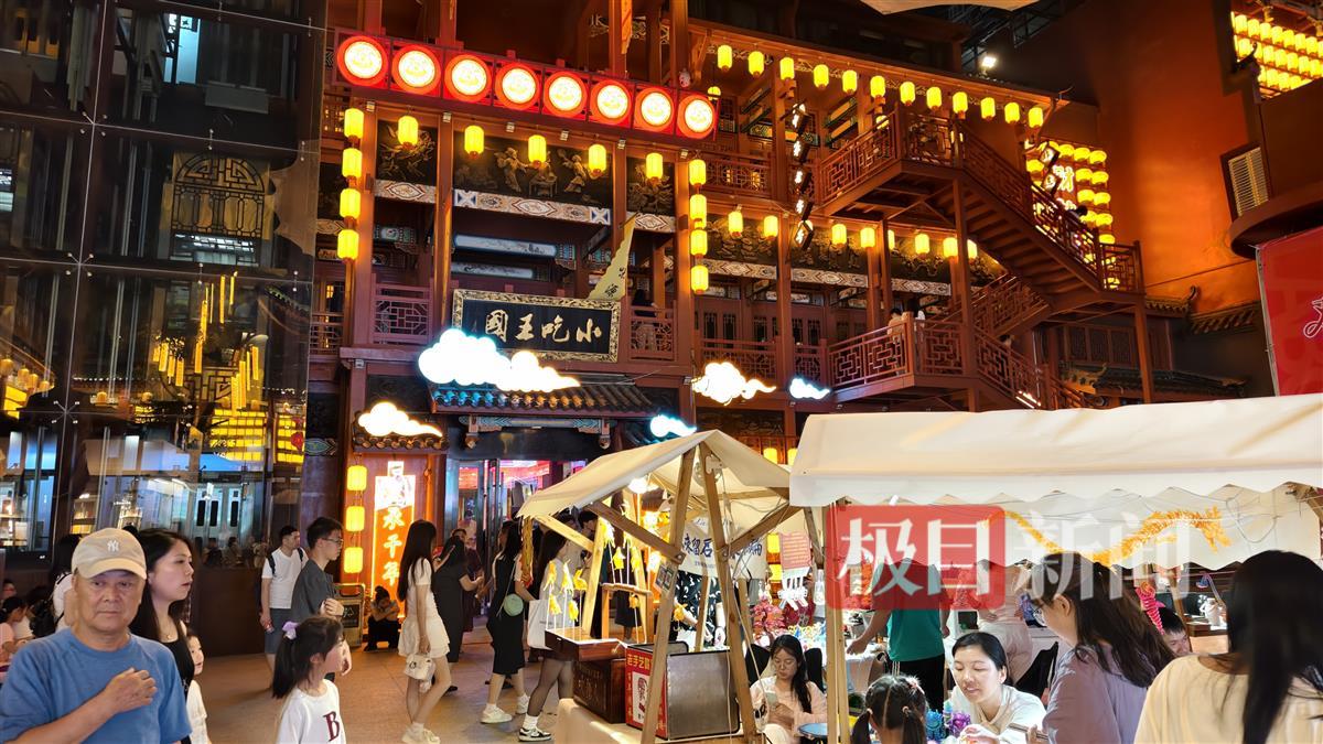 长沙坡子街火宫殿深夜还在补货，工作人员：客流量比平时翻了三四倍