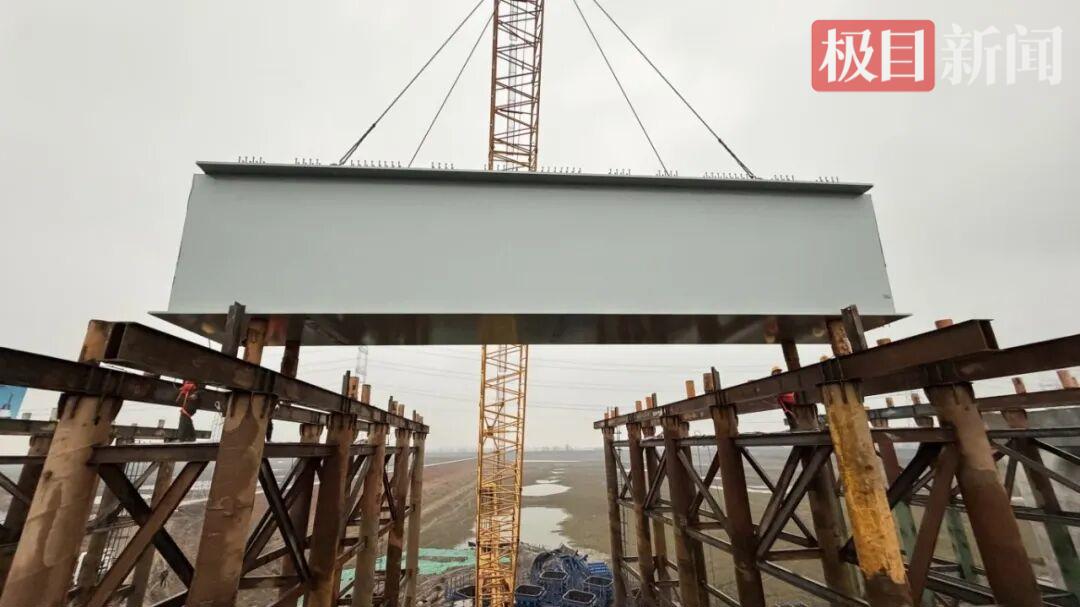 黄黄改扩建三标蕲河特大桥主桥首节钢箱梁吊装 | 极目新闻