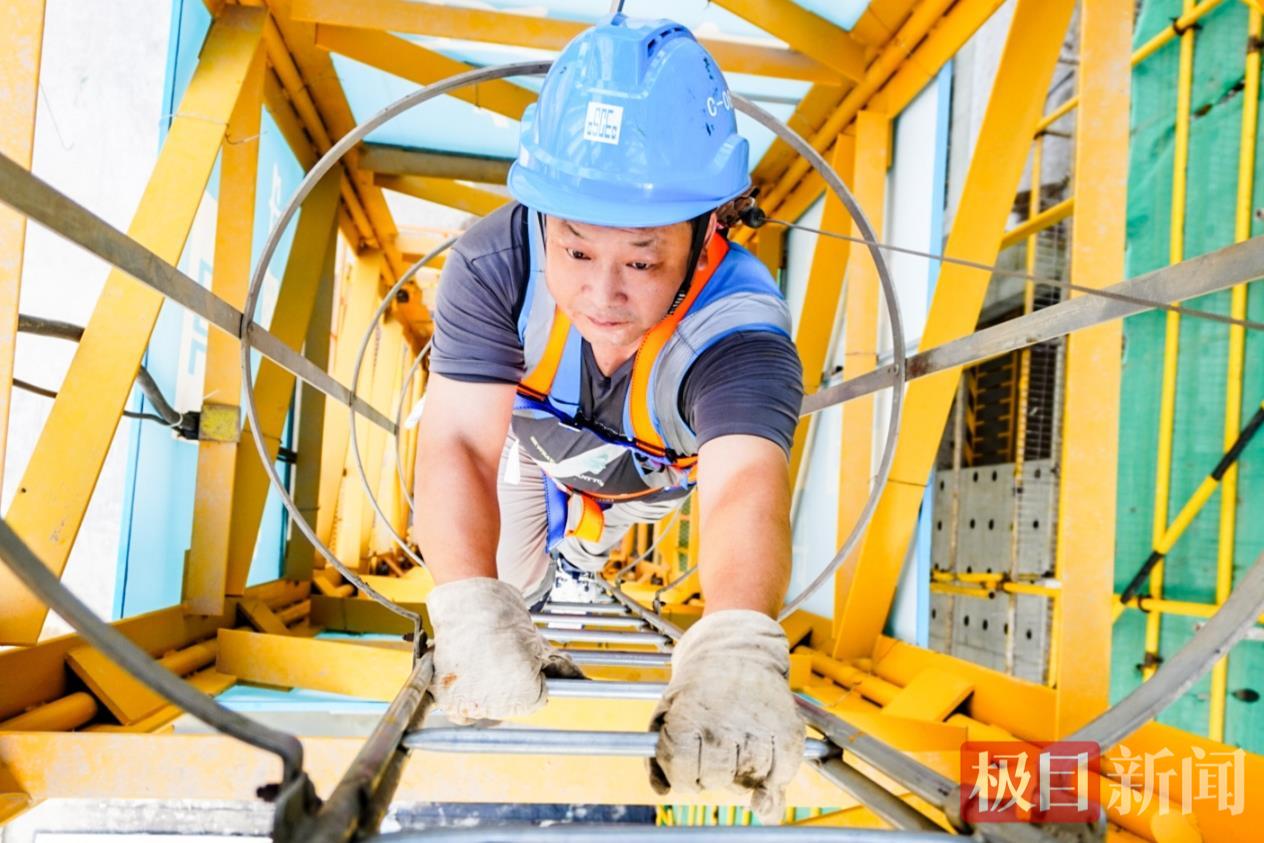 4.塔吊司机:高空中的精准把控.jpg 4.塔吊司机:高空中的精准把控.jpg