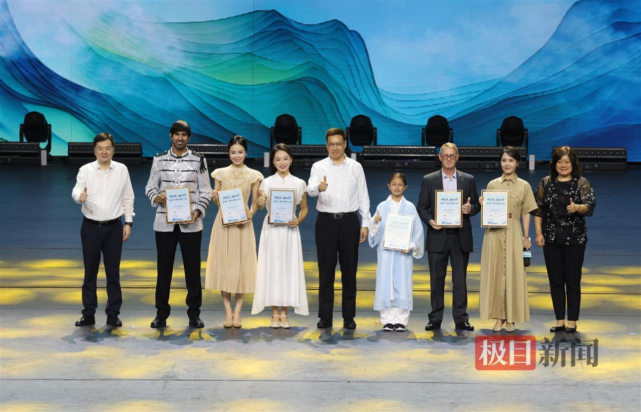 龚爽、房琪等6人被授予2025“神武峡”国际文旅推介大使。 张建波 摄.JPG