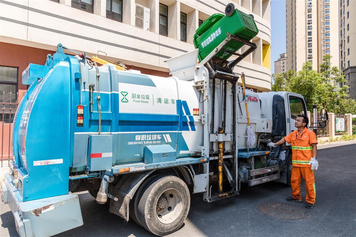 校园餐厨垃圾收运启动,汉阳环卫守护师生"舌尖上的安全" | 极目新闻
