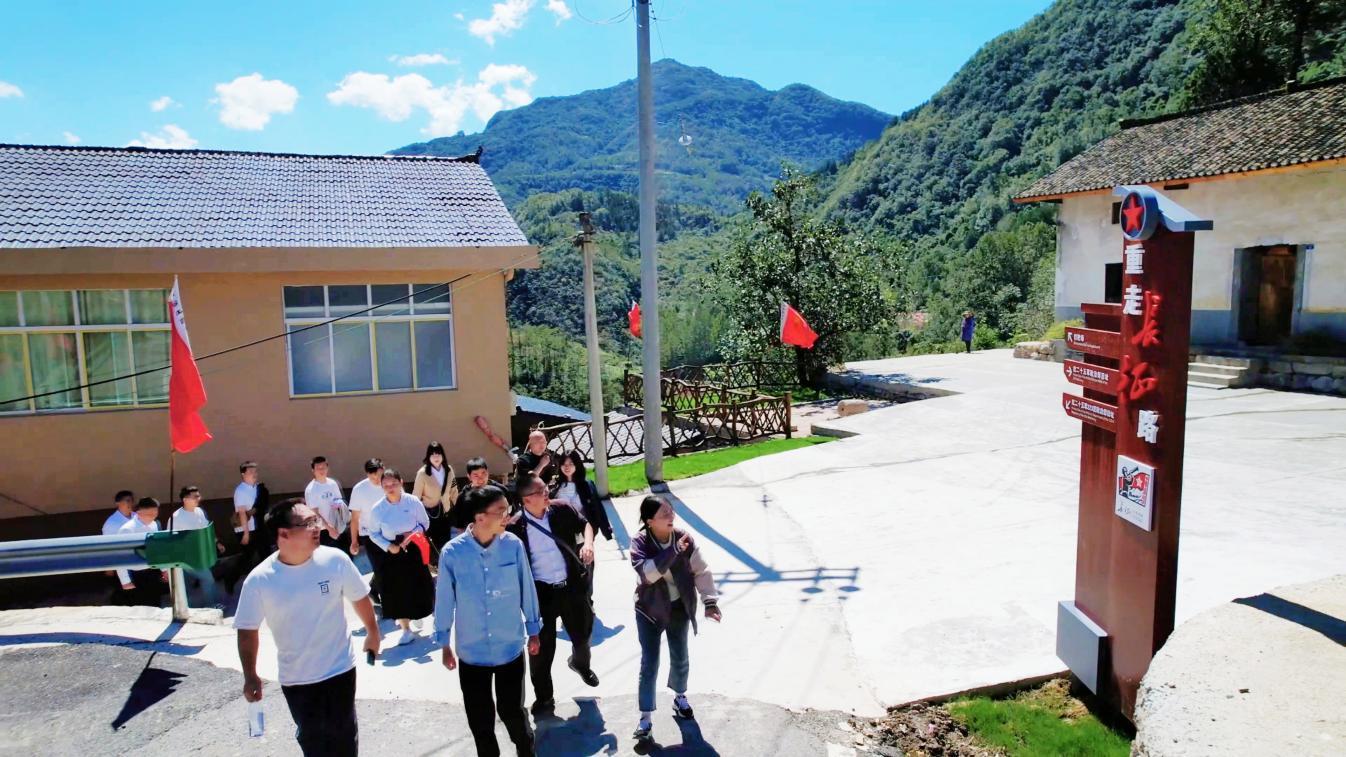图为游客在湖北省郧西县关防乡长征历史步道体验“长征”。 邹景根摄.png
